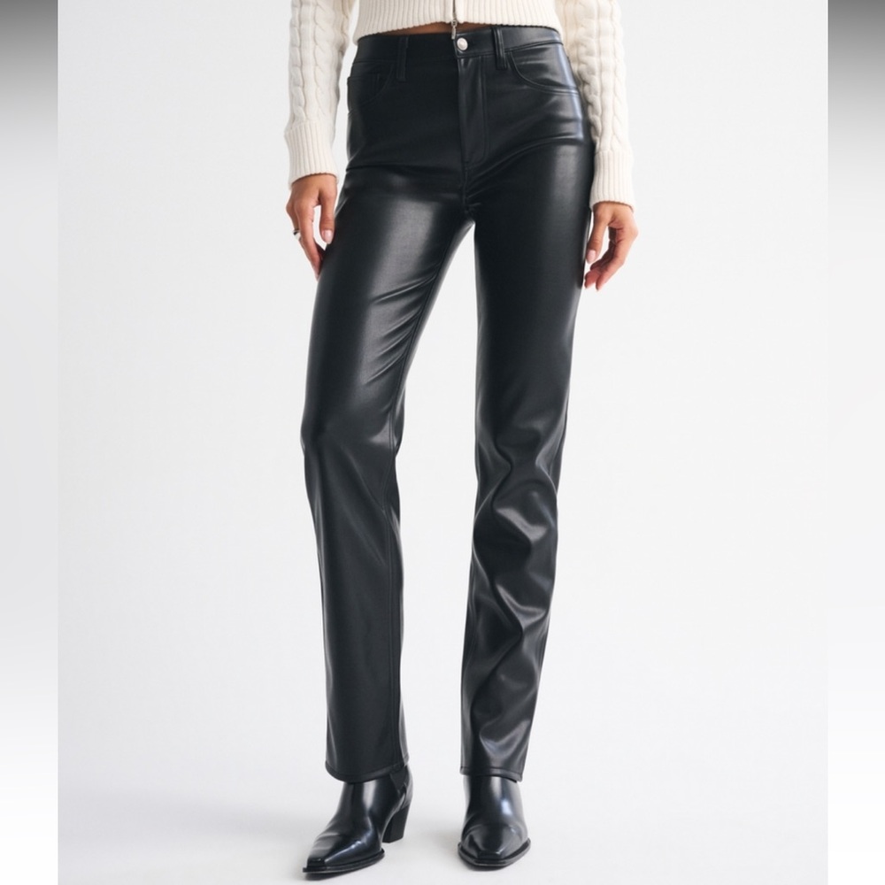 Abercrombie Vegan Leather 90’s Straight Ultra High Rise black pant - Size 25 (0)